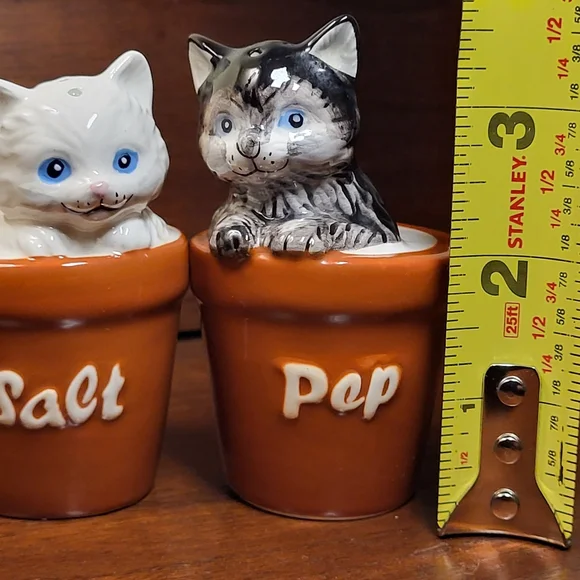 Westland Ceramic Cat-Themed Salt and Pepper Shakers - Picture 6 of 7